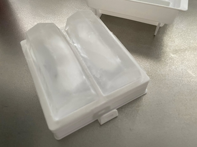 ダイソー「ドリンクボトル用アイストレー」完成した氷