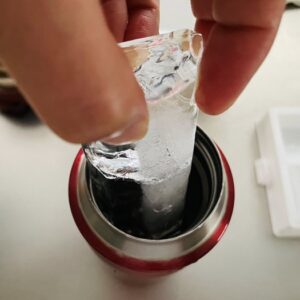 ダイソーの「ドリンクボトル用アイストレー」なら入れやすい＆溶けにくい！