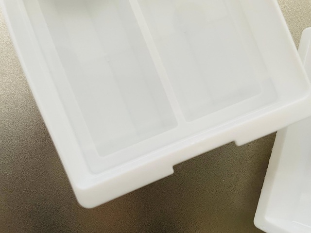 ダイソー「ドリンクボトル用アイストレー」段差がある辺りが水分量の目安
