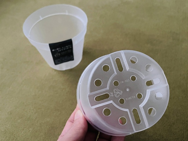 セリア　クリアポット　底穴