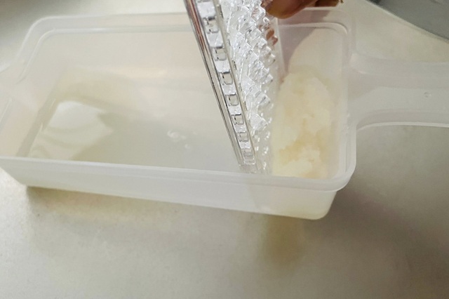 ダイソー　しぼれるおろし器　大根おろしの水分をしぼれる