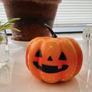 【2025年】ダイソーのハロウィングッズ　カボチャの置物はインテリアにも♪