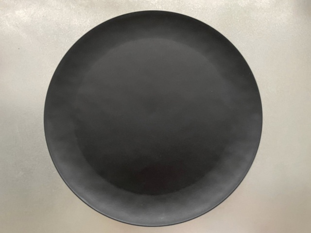 ダイソー　レンジ食器　深月　（丸皿、黒）　２６ｃｍ