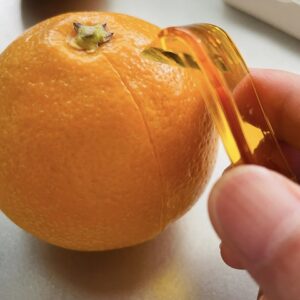 ダイソーのオレンジカッターで手早く！簡単＆きれいなオレンジの皮むき方法