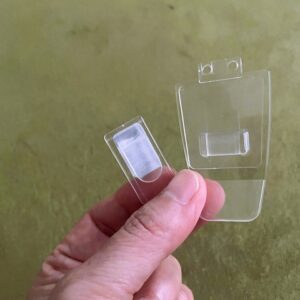 ダイソーのリモコンフックは壁紙にも貼れる！リモコン収納以外の使い方も