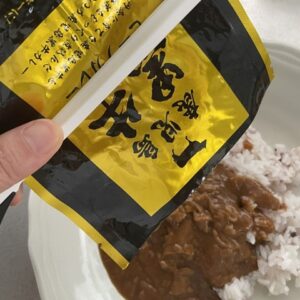 レトルトを絞り出せるグッズが便利！カットもできれば調理がもっとスムーズに
