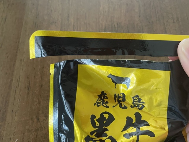 セリア　レトルト絞り＆カッター　袋をカットした状態