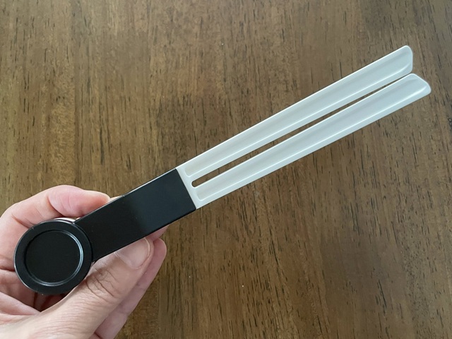 セリア　レトルト絞り＆カッター　手に持ったところ