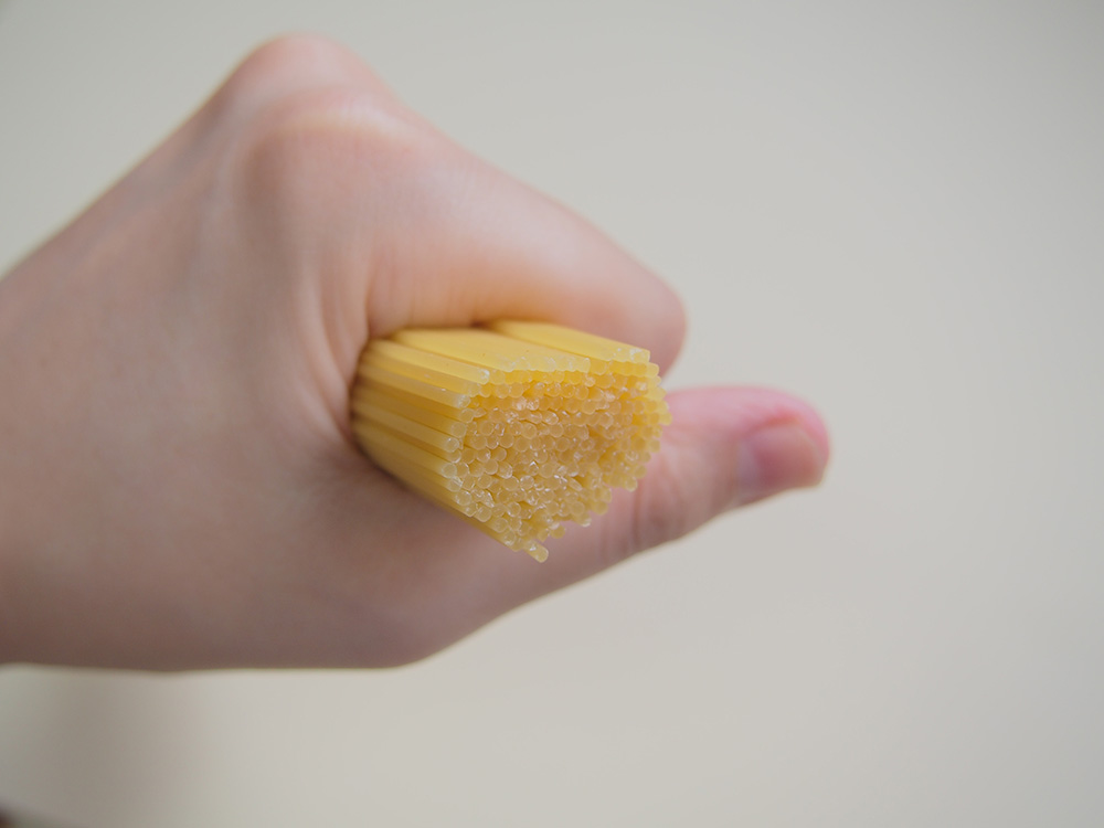 パスタを掴む手
