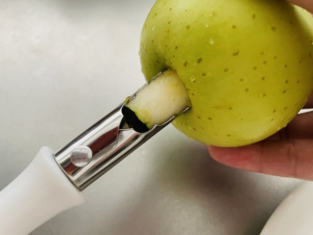 ダイソー りんご芯抜き 使い方 軽く回しながら芯抜きを上へ引き抜く