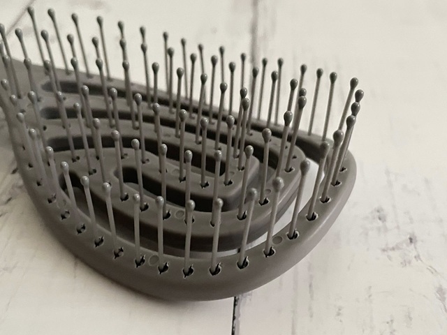 ダイソー　乾きやすいブローブラシ　ピンの先は玉状