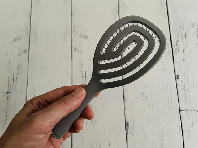 ダイソー　乾きやすいブローブラシ　風が通りやすい