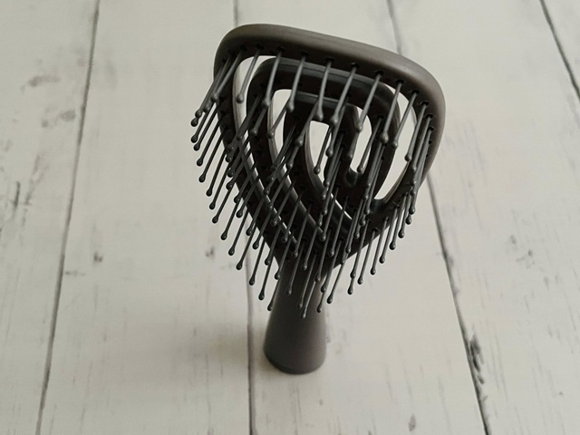 ダイソー　乾きやすいブローブラシ　立てて置ける