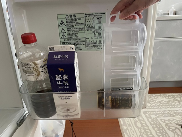 ダイソー「缶ストッカー」冷蔵庫ポケットにも立てて置ける
