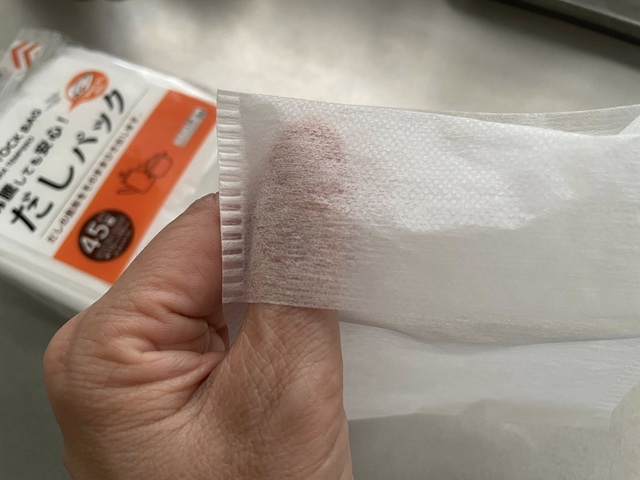 ダイソー　だしパック　折り返し部分に親指を入れる