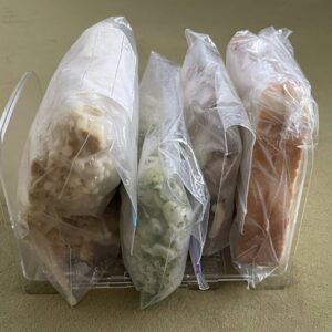 冷凍庫収納におすすめの100均グッズは？セリア「冷凍庫用フリーザースタンド 」が便利！