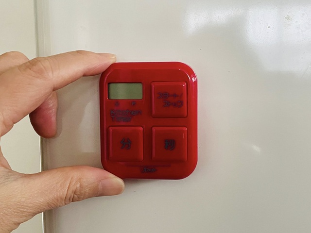 ダイソー　キッチンタイマー　ボタンが大きなキッチンタイマー　冷蔵庫に貼れる