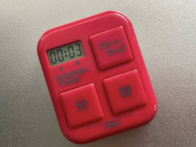 ダイソー　キッチンタイマー　ボタンが大きなキッチンタイマー　ボタンは3つだけ