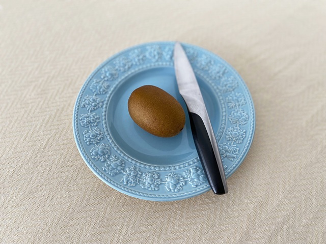 ペティナイフはいらない　お皿とペティナイフ