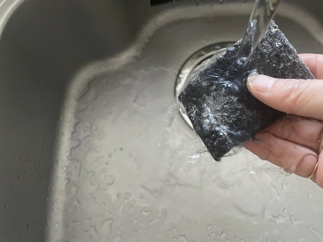 ダイソー キッチンお掃除シート「ゴムパワー」水だけで落とせる