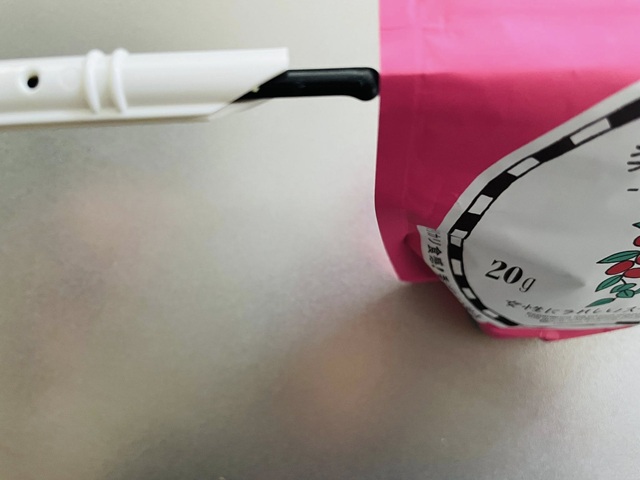 ダイソー　スライドジッパー　使い方　②折り返した袋の横からスライドジッパーの先端を差し込む