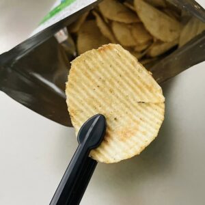 100均のポテチトングで手を汚さず快適!セリア「スナックトング」をレビュー