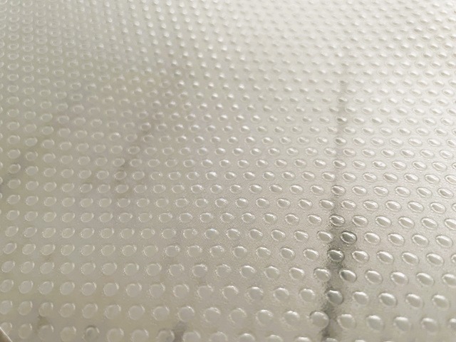 ダイソーの食器棚シートすべり止めシート 表面は凹凸加工