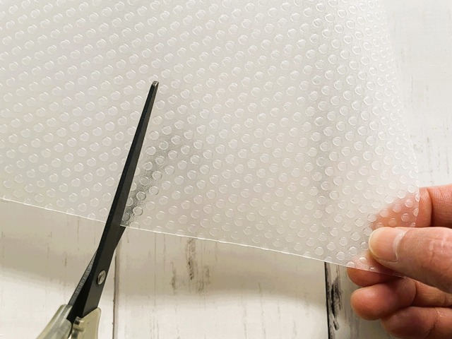 ダイソーの食器棚シートすべり止めシート ハサミでカットできる