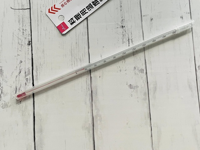 ダイソー　料理用温度計　長さがあるため鍋の外から温度を確認しやすい