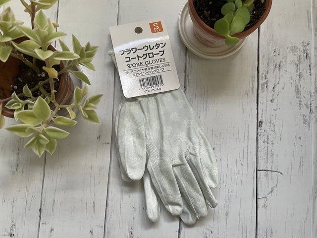 ダイソーの「フラワーウレタンコートグローブ」