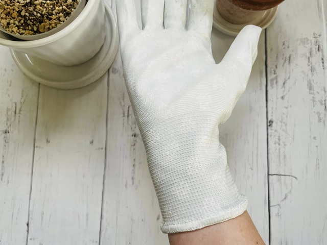 ダイソーの「フラワーウレタンコートグローブ」グリップ部分の素材はポリウレタン