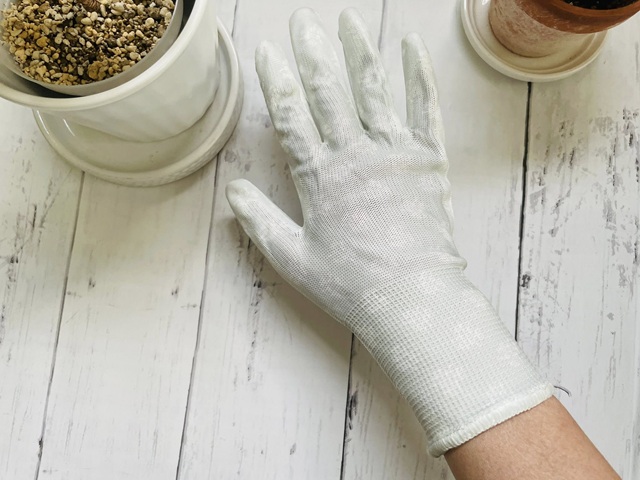 ダイソーの「フラワーウレタンコートグローブ」フィット感