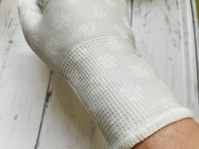 ダイソーの「フラワーウレタンコートグローブ」手首までぴったりフィット