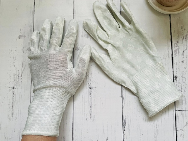 ダイソーの「フラワーウレタンコートグローブ」草むしりにぴったり