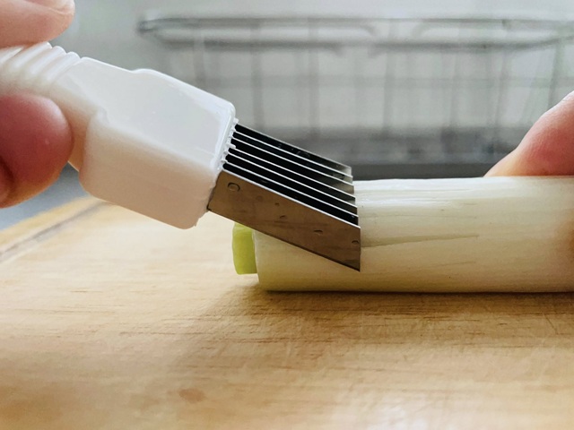 ダイソー ネギカッター スライドするだけで白髪ネギ