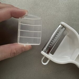 100均の千切りピーラーの工夫に注目!「野菜が散らない千切りピーラ」の使い心地を紹介