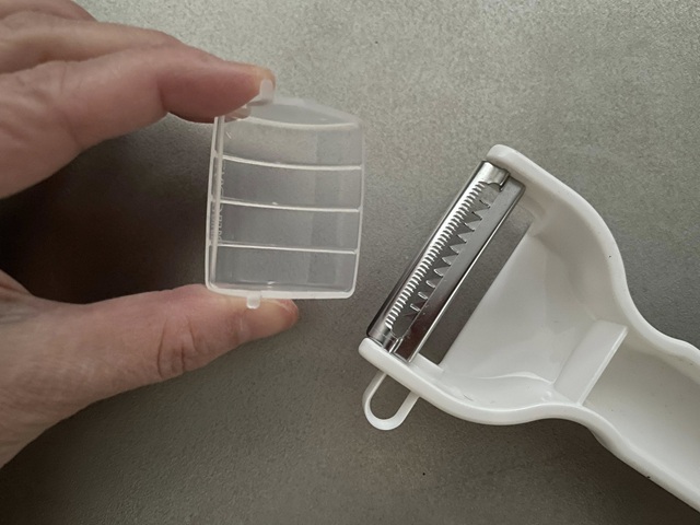 キャンドゥ 野菜が散らない千切りピーラー カバー