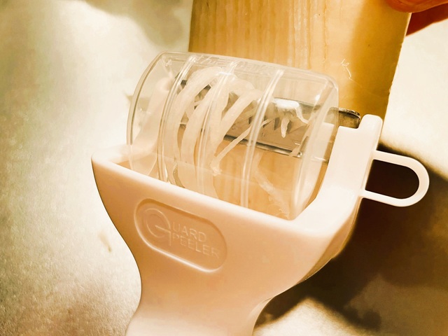 キャンドゥ 野菜が散らないせんぎりピーラー カバー付きで野菜が飛び散らない