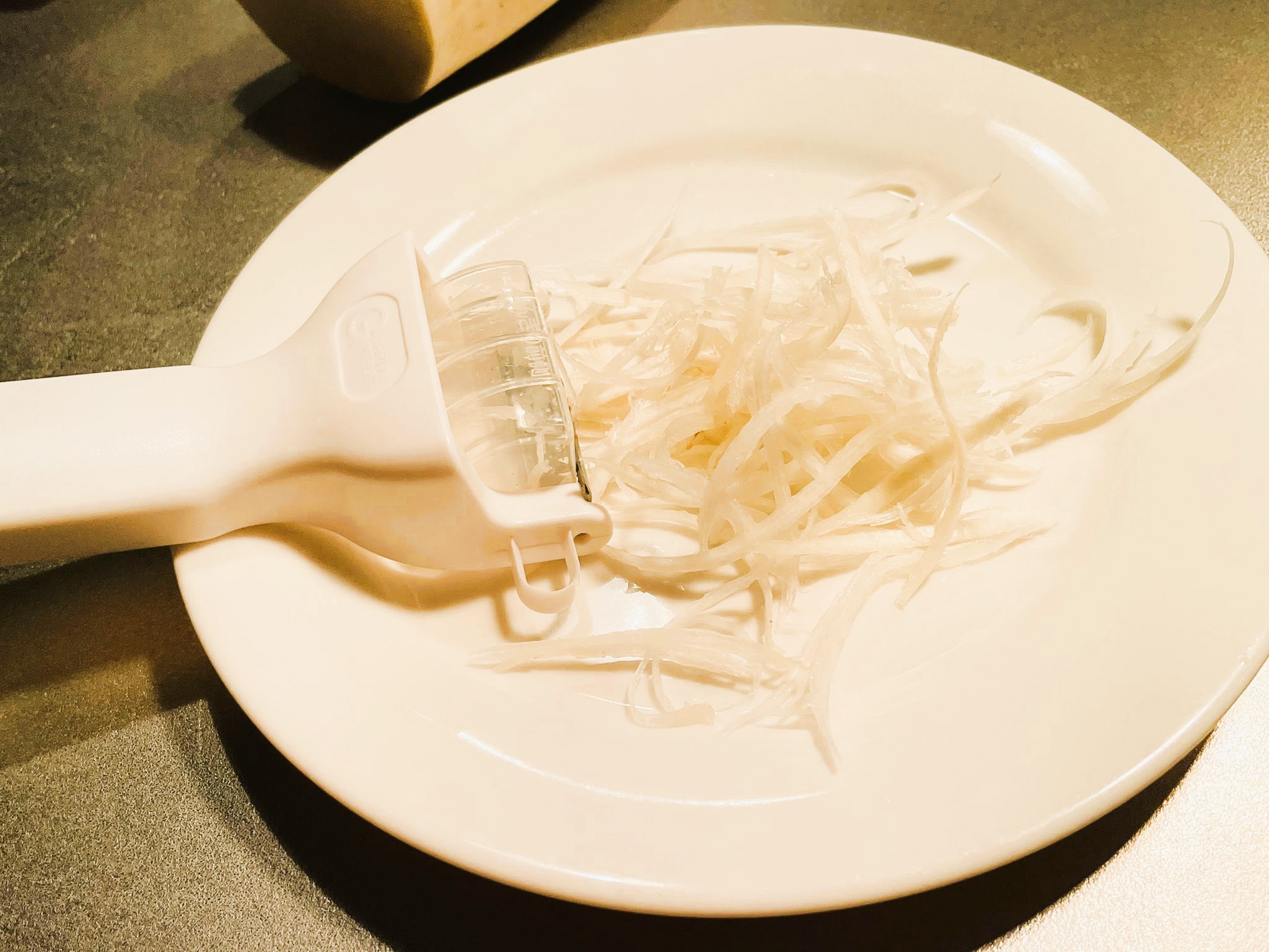 キャンドゥ 野菜が散らないせんぎりピーラー 千切りが簡単にできる