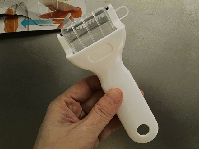 キャンドゥ 野菜が散らないせんぎりピーラー 手にフィットする持ちやすい形状