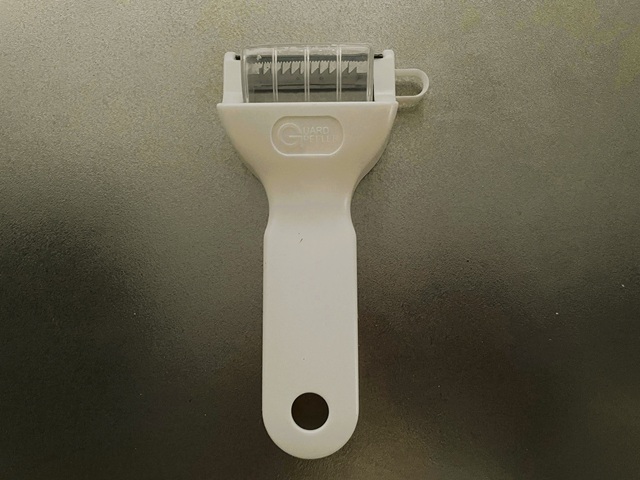 キャンドゥ 野菜が散らないせんぎりピーラー カバー付き