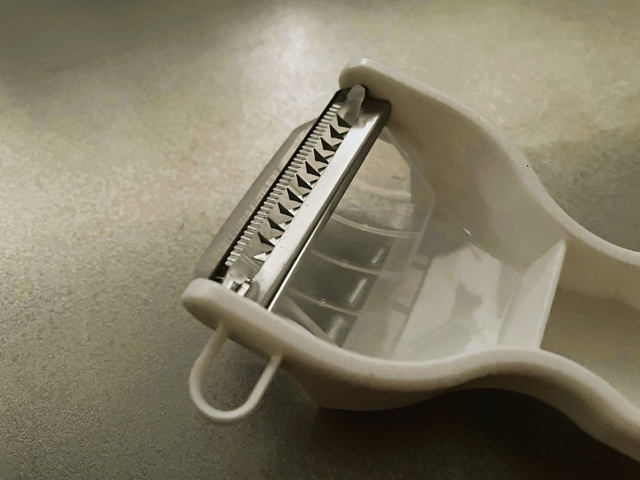 キャンドゥ 野菜が散らないせんぎりピーラー ステンレス刃でスムーズな切れ味