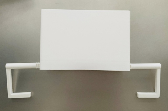 ダイソー　ラップ＆キッチンペーパーホルダー　アームを広げる