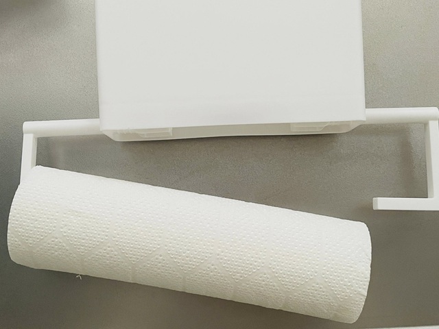 ダイソー　ラップ＆キッチンペーパーホルダー　キッチンペーパーを差し込む