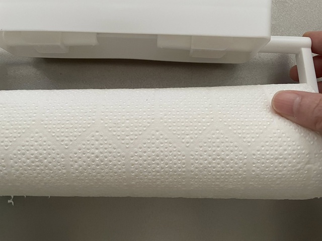 ダイソー　ラップ＆キッチンペーパーホルダー　アームを両側から内側に押し込む