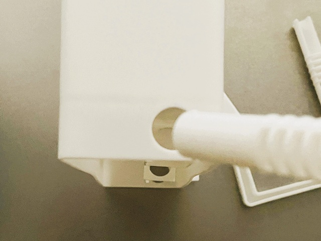 ダイソー　ラップ＆キッチンペーパーホルダー　ラップホルダーの穴にアームを入れる