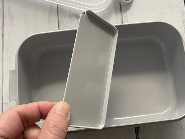 ダイソー 保存容器としても使えるお弁当箱(エア弁付) 仕切り