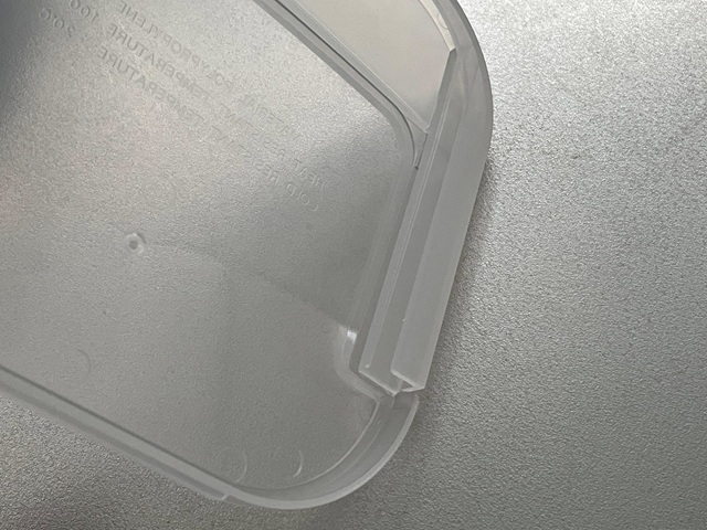 ダイソー　味噌のフタ　縁にスライドさせる