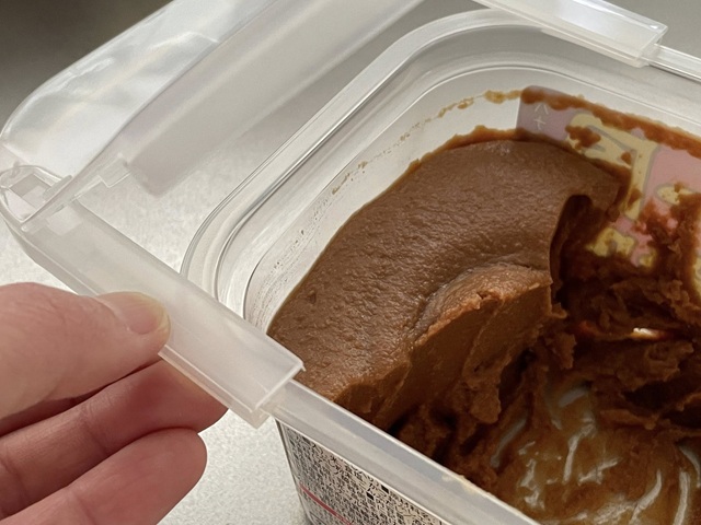 ダイソー　味噌のフタ　スライド部分を容器のフチに差し込む