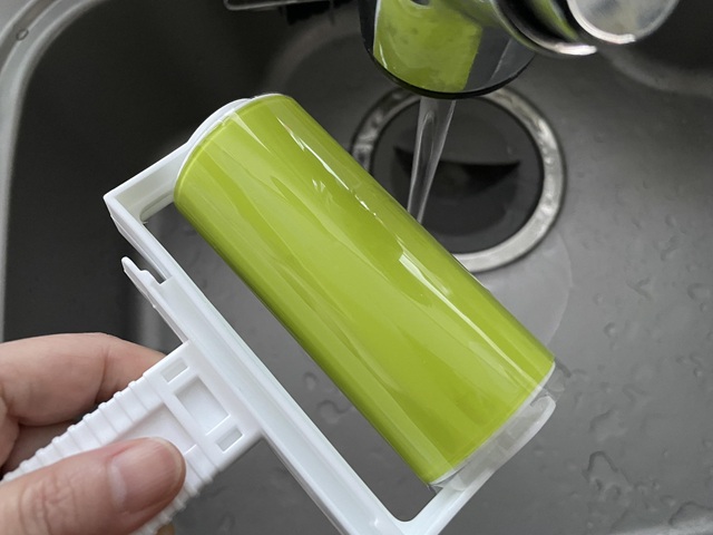 ダイソー「粘着ゲルクリーナー」洗えるコロコロ